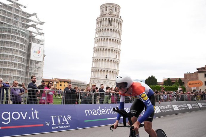 O ciclista holandês Daan Hoole (Lidl-Trek) vence o contrarrelógio do Giro d'Italia 2025 entre Lucca e Pisa.