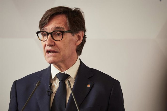 El presidente de la Generalitat de Cataluña, Salvador Illa, interviene durante una conferencia económica, en el Hotel Tres Reyes, a 16 de mayo de 2025, en Pamplona, Navarra (España).