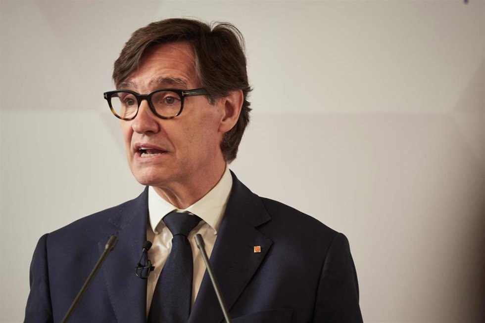 El presidente de la Generalitat de Cataluña, Salvador Illa, interviene durante una conferencia económica, en el Hotel Tres Reyes, a 16 de mayo de 2025, en Pamplona, Navarra (España).