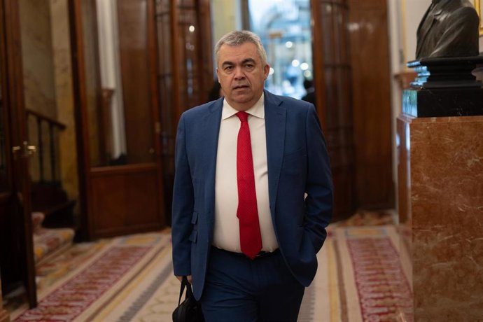 El secretario de Organización del PSOE y diputado, Santos Cerdán, llega a una sesión plenaria, en el Congreso de los Diputados, a 8 de mayo de 2025, en Madrid (España).