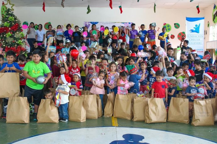 Archivo - Un grupo de niños reciben un juguete de la campaña solidaria 'Un Juguete, Una Ilusión'.