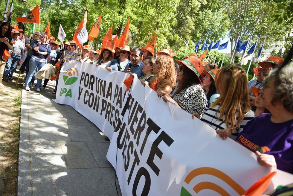 Varias personas con una pancarta durante una concentración de agricultores convocada por la Unión de Pequeños Agricultores y Ganaderos (UPA), frente a la sede de la Unión Europea en Madrid, a 20 de mayo de 2025, en Madrid.