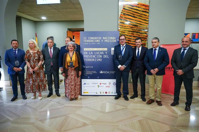 El consejero de la Presidencia, Interior, Diálogo Social y Simplificación Administrativa, Antonio Sanz (2d), en la foto de familia durante la inauguración del II Congreso Nacional sobre Terrorismo y Prisión en Cádiz