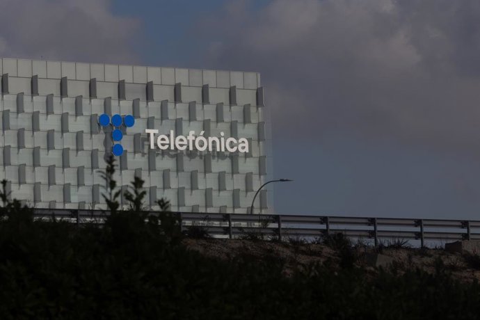 Archivo - Arxiu - Façana de la seu de Telefónica