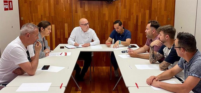 Isabel Ambrosio (izda.), durante la reunión con los ex trabajadores de ambulacias del Sur de Córdoba.