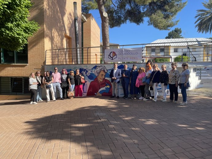Presentación del grafiti en homenaje a la primera directora de la Base Antártica Española, Josefina Castellví, creado por la artista Clara Gómez Campos en Puente Genil para la acción 'Clandestinas en el muro' de la UCO.