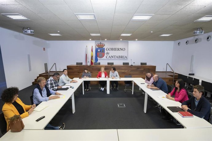 La consejera de Desarrollo Rural, María Jesús Susinos, se reúne con los representantes del sector primario