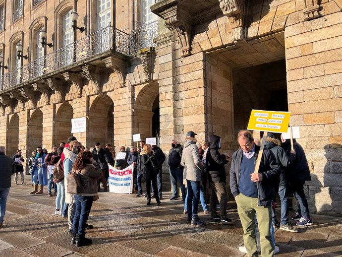 Archivo - Protesta de afectados por la regulación de viviendas de uso turístico en Santiago de Compostela, en imagen de archivo.
