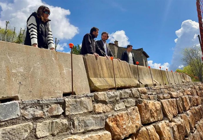 Archivo - Visita al casco antiguo de Aínsa (Huesca).