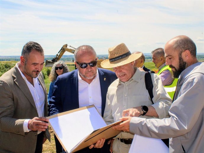 El presidente de la Diputación de León, Gerardo Álvarez Courel (segundo por la izquierda) durante su visita a las obras del Centro Arqueológico de la Ciudad Astur-Romana de Lancia.