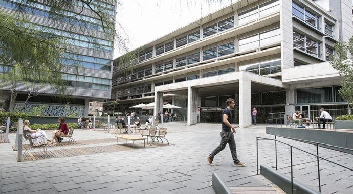 Imagen de una plaza de Barcelona con diversos locales comerciales de planta baja.