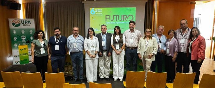 Comisión Ejecutiva de UPA Sevilla, encabezada por la recién reelegida secretaria general, Verónica Romero, tras la celebración del sexto congreso de la organización.