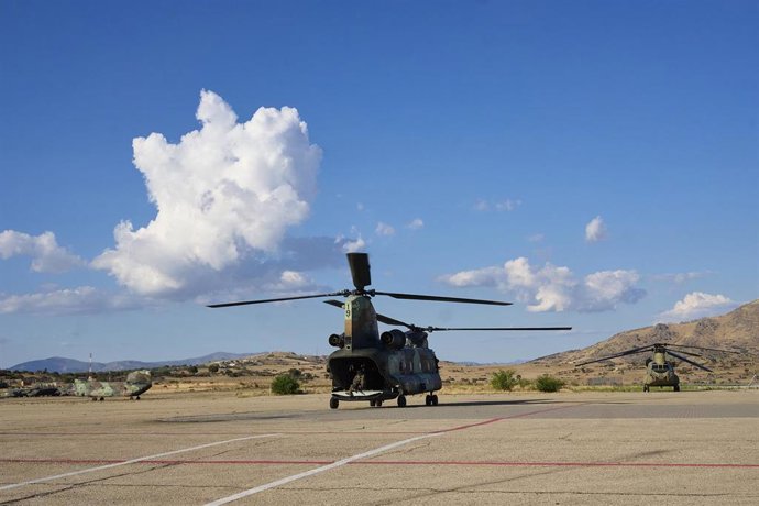 Archivo - Un helicóptero de las Fuerzas Aeromóviles del Ejército de Tierra FAMET parado en una pista de despegue durante las XVII Jornadas de Corresponsales de Guerra, a 26 de septiembre de 2022, en Madrid (España).