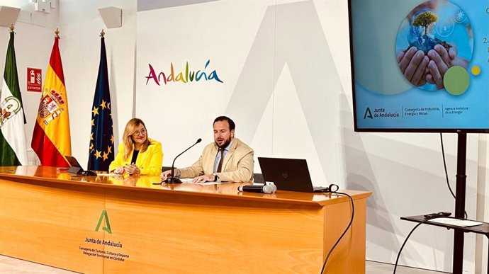 Agustín López interviene junto a Natalia Márquez.