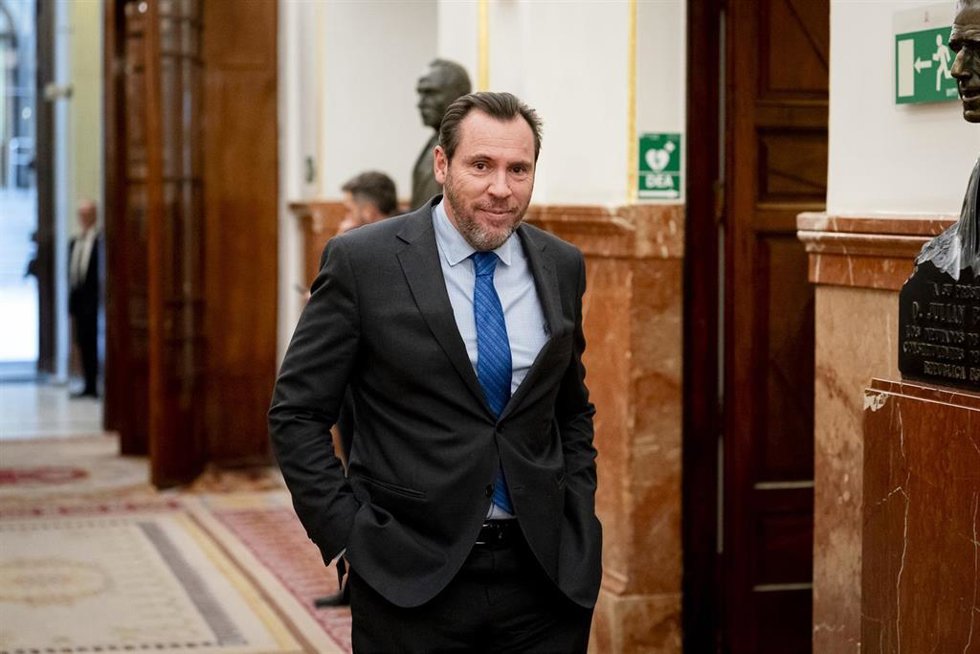 El ministro de Transportes y Movilidad Sostenible, Óscar Puente, a su salida de una sesión plenaria en el Congreso de los Diputados, a 6 de mayo de 2025, en Madrid (España).