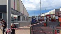 Bombers investiga la caída de un bloque de hormigón en un centro comercial de Sabadell (Barcelona)