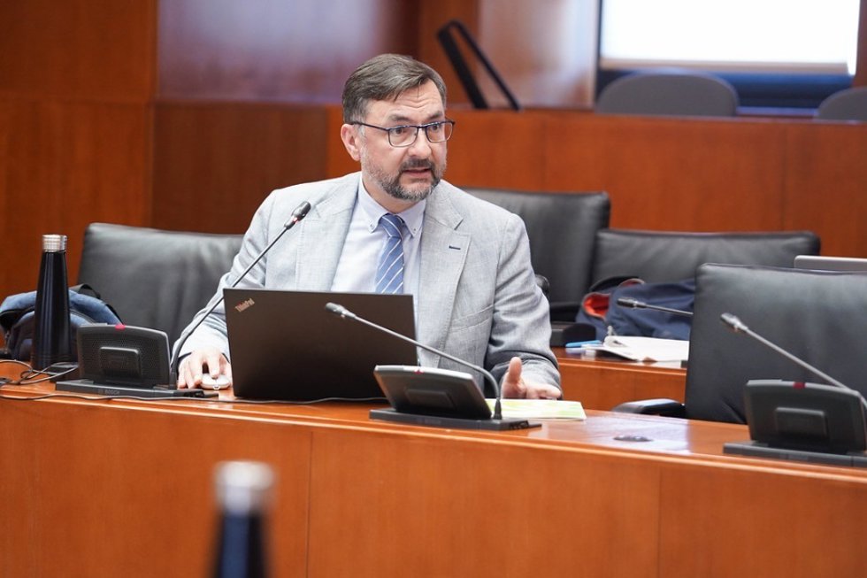 El diputado de Vox en las Cortes de Aragón, Fermín Civiac, en la Comisión de Educación, Cultura y Deporte.