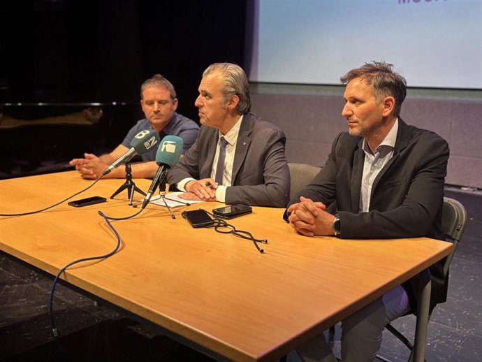 El conseller de Educación y Universidades, Antoni Vera, presenta el programa 'Música y movimiento'