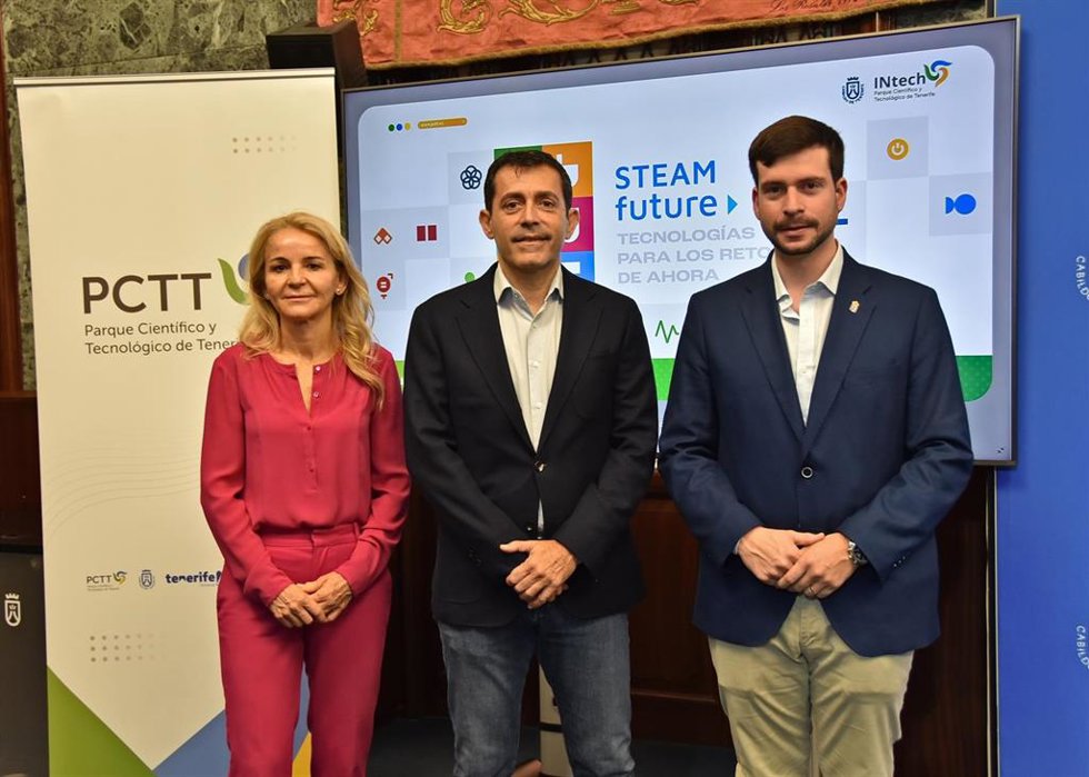 El consejero de Innovación del Cabildo de Tenerife, Juan José Martínez (c), en la presentación de 'STEAM Future 2025'