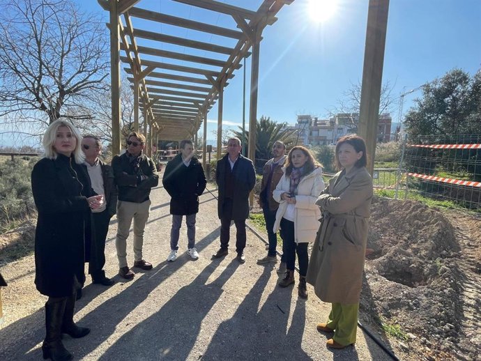 Archivo - Isabel Uceda (1d), en una visita realizada en febrero a la Vía Verde del Aceite, en su inicio en Jaén.