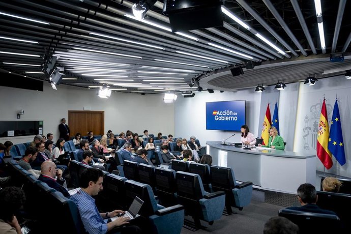 La ministra de Igualdad, Ana Redondo (i), y la ministra de Educación, FP y Deportes y portavoz del Gobierno, Pilar Alegría (d), durante una rueda de prensa tras la reunión del Consejo de Ministros, a 20 de mayo de 2025, en Madrid (España). El Consejo de M