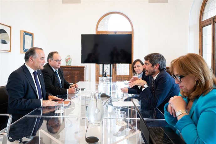 Reunión del ministro de Cultura, Ernest Urtasun, con el alcalde de Talavera de la Reina, José Julián Gregorio, y la viceconsejera de Cultura de Castilla-La Mancha, Carmen Teresa Olmedo Pedroche.