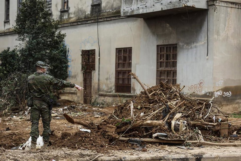 Archivo - Un militar en las inmediaciones del lugar donde han hallado un cadáver en avanzado estado de descomposición, víctima de la DANA, a 12 de diciembre de 2024, en Paiporta, Valencia, Comunidad Valenciana (España).