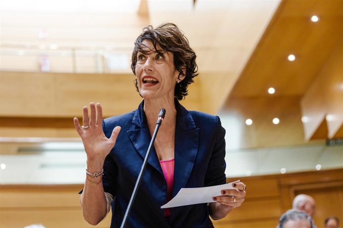 La ministra de Inclusión, Seguridad Social y Migraciones, Elma Saiz, durante una sesión de control al Gobierno, en el Senado, a 20 de mayo de 2025, en Madrid (España). 