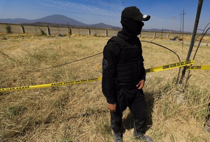 Archivo - A police is seen while relatives of the missing and search groups taking a tour at Rancho Izaguirre, to  searching for evidence that their relatives were there, where members of the Jalisco Nueva Generacion cartel used it as a recruitment and ex