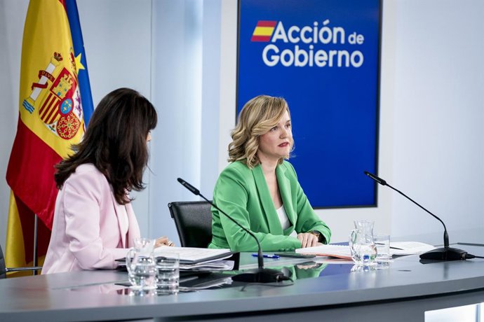 La ministra de Igualdad, Ana Redondo (i), y la ministra de Educación, FP y Deportes y portavoz del Gobierno, Pilar Alegría (d), durante una rueda de prensa tras la reunión del Consejo de Ministros, a 20 de mayo de 2025, en Madrid (España). El Consejo de M