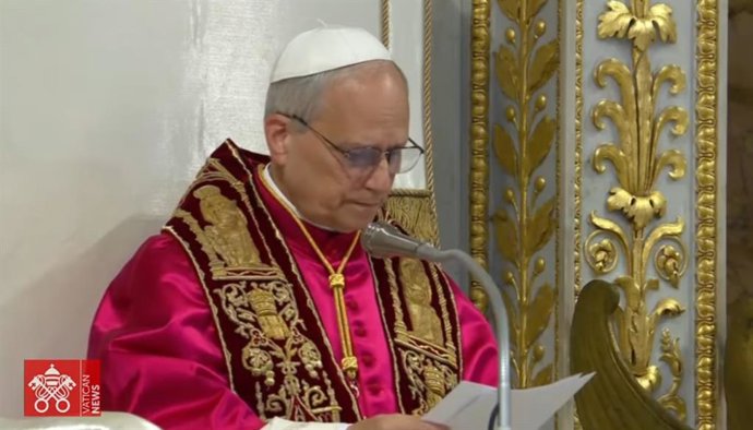 León XIV visita el Sepulcro de San Pablo, en la basílica de San Pablo extramuros