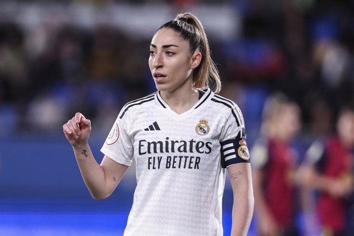 Archivo - Olga Carmona, do Real Madrid CF, gesticula durante a partida de futebol da Copa da Espanha, Copa de la Reina, semifinal, segundo jogo, disputada entre FC Barcelona e Real Madrid CF no Estádio Johan Cruyff, em 12 de março de 2025, em Barcelona, E
