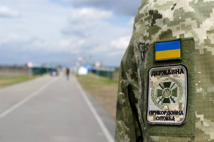 Archivo - April 8, 2025, Zakarpattia Region, Ukraine: The patches of the Ukrainian flag and the State Border Guard Service of Ukraine are on the uniform during the opening of the Velyka Palad-Nagyhodos checkpoint on the border between Ukraine and Hungary,