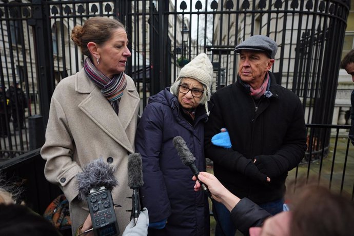 Archivo - 10 February 2025, United Kingdom, London: Fiona O'Brien (L), along with journalist Peter Greste, speaks to the media outside Downing Street in London on behalf of Laila Soueif (C), the mother of jailed British-Egyptian Alaa Abd El-Fattah, 43, wh