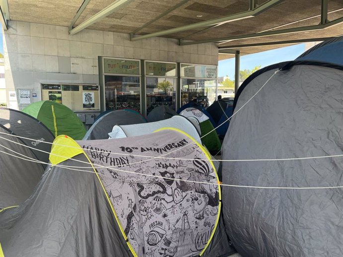 Archivo - Arxivo - Tendes de campanya dels estudiants acampats en la Plaça Cívica de la UAB al maig de l'any passat