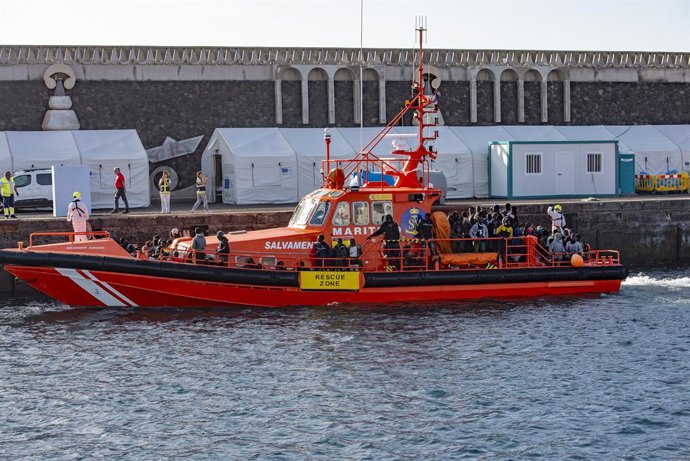 Archivo - Una llancha de Salvamentu Marítimu tres el rescate d'un cayucu a la so llegada al Puertu de la Restinga, a 3 d'avientu de 2024, n'El Fierro, Santa Cruz de Tenerife.  