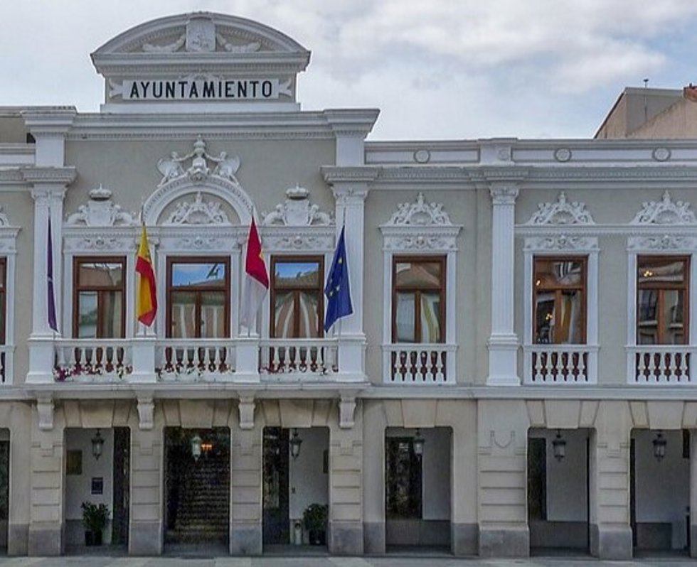 Archivo - Fachada del Ayuntamiento de Guadalajara.