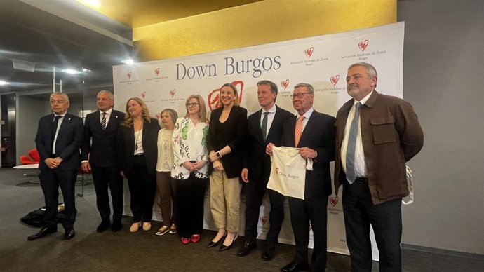 Foto de familia de las autoridades que ha asistido al acto institucional de la Down Burgos