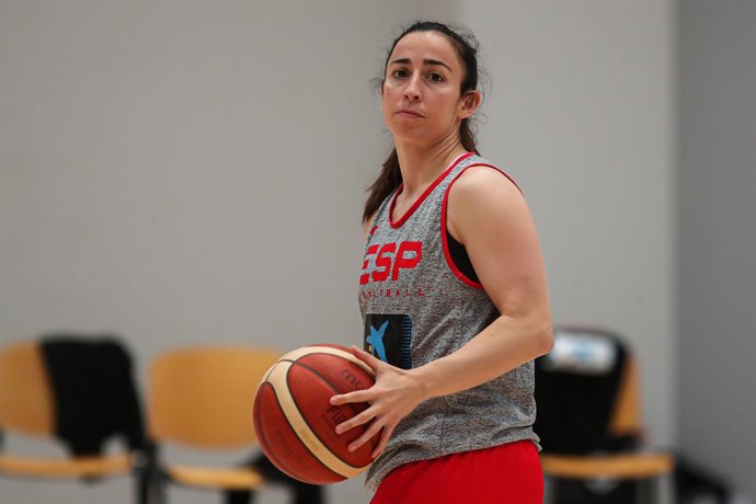 Archivo - Silvia Dominguez, jogadora de basquete da Espanha, observa durante a última sessão de treinamento na Espanha antes de viajar para a Hungria para jogar as últimas partidas antes do Eurobasket no Triangulo de Oro de Madri, em 7 de junho, em Madri,