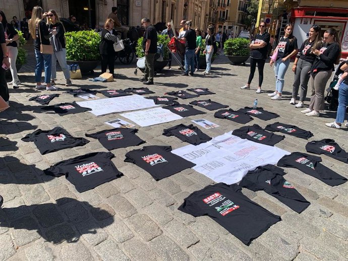 Concentración en plaza de Cort de las trabajadoras de las 'escoletes' externalizadas.
