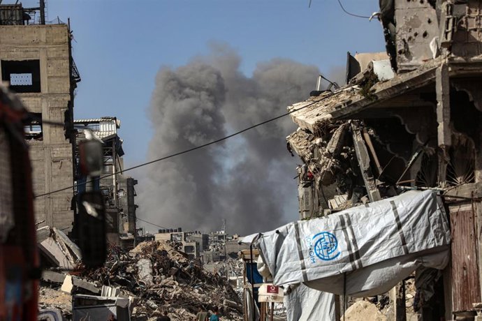 Humo tras un bombardeo israelí en la Franja de Gaza