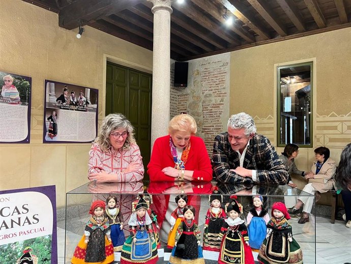 El patio de columnas de la Diputación se llena de tradición para acoger la exposición ‘Muñecas segovianas. El legado de Milagros Pascual’