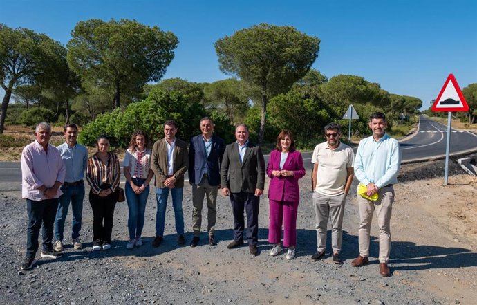El presidente de la Diputación, David Toscano, en su visita a la carretera de acceso al CEUS y a fincas agrícolas.