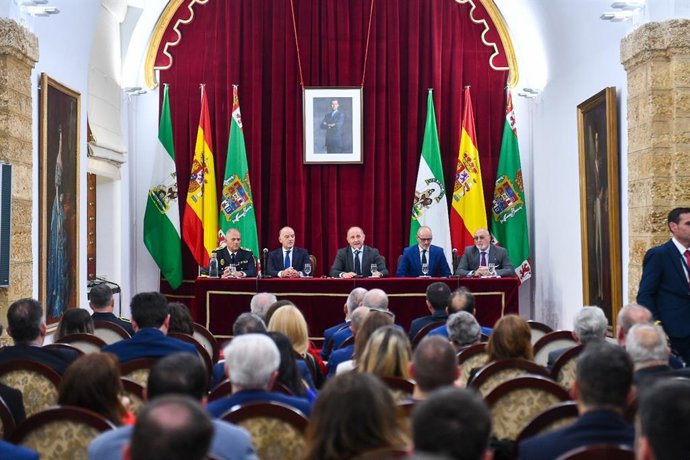 El vicepresidente primero de la Diputación de Cádiz, Juancho Ortiz, recibe a los asistentes del II Congreso Nacional de Terrorismo y Prisión.