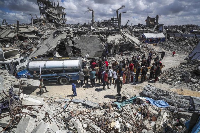 Archivo - Desplazados palestinos entre escombros tras ataques isralíes en Gaza