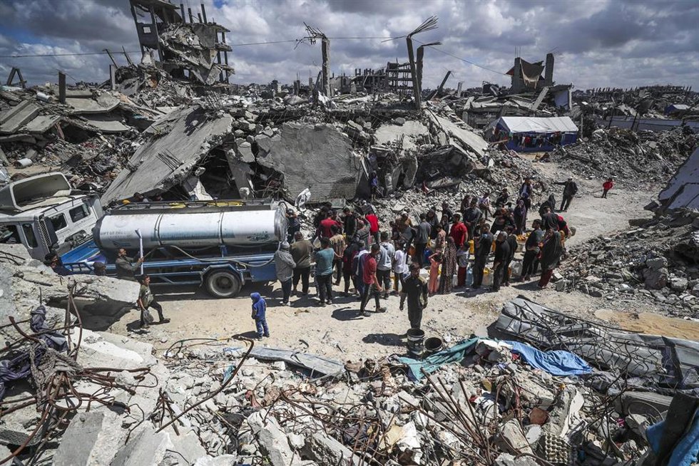 Archivo - Desplazados palestinos entre escombros tras ataques isralíes en Gaza