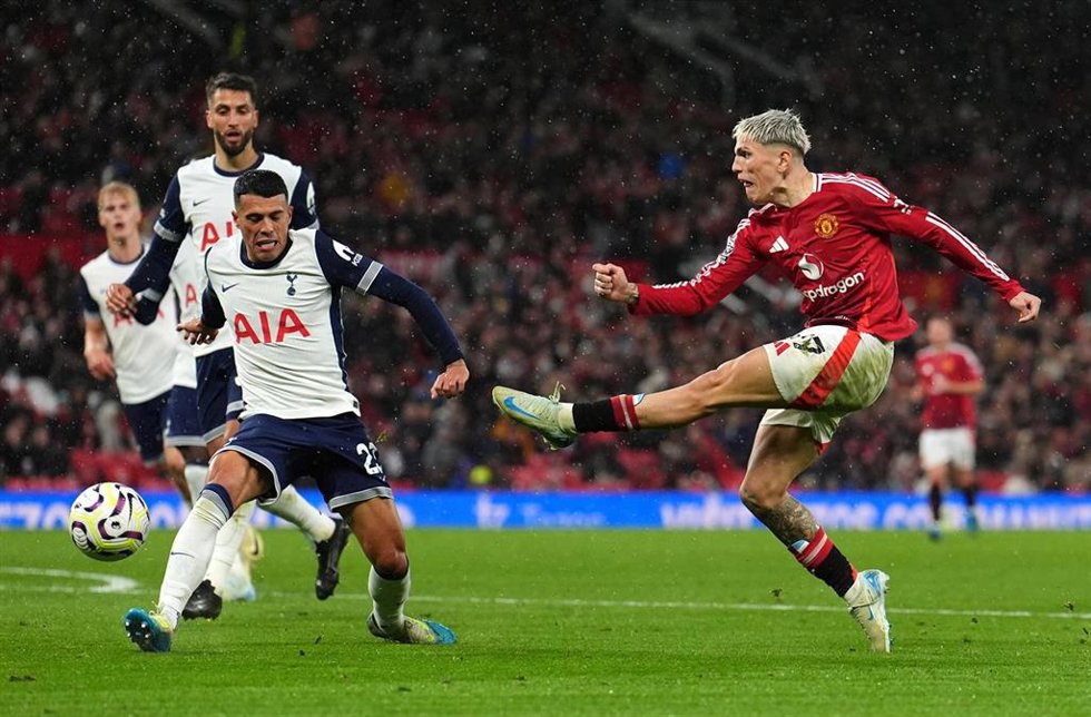 Archivo - Alejandro Garnacho dispara a puerta ante Pedro Porro en el Manchester United-Tottenham Hotspur de la Premier League 24-25