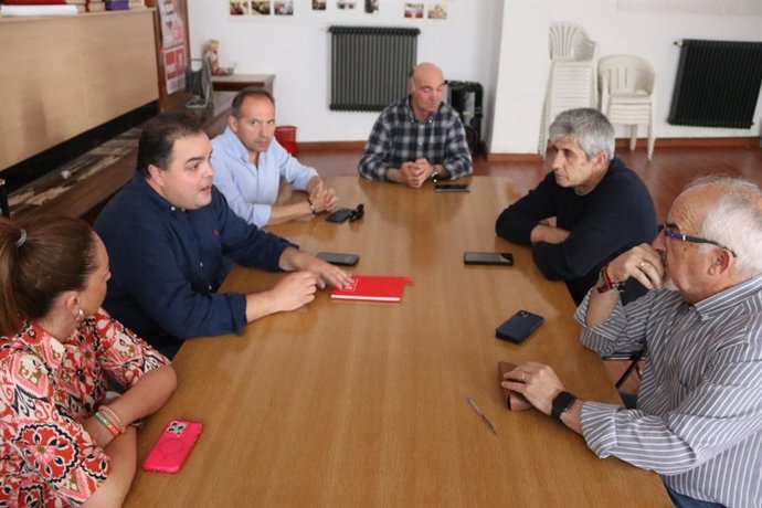 El parlamentario socialista Víctor Torres en la reunión sobre la moción en Villacarrillo.