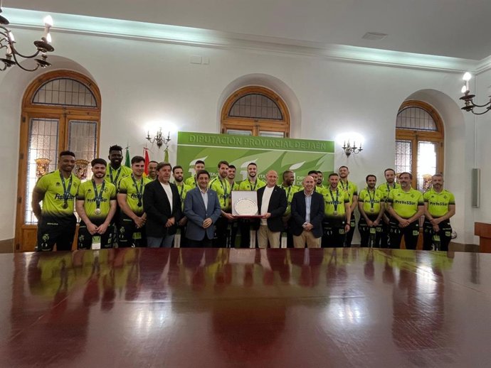 El presidente de la Diputación de Jaén, Paco Reyes, en la recepción a los los jugadores, cuerpo técnico y directiva del Jaén Paraíso Interior FS en el Palacio Provincial.