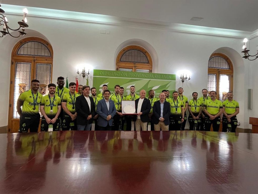 El presidente de la Diputación de Jaén, Paco Reyes, en la recepción a los los jugadores, cuerpo técnico y directiva del Jaén Paraíso Interior FS en el Palacio Provincial.